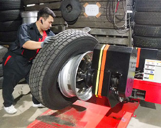 トラック用タイヤ交換をするスタッフ