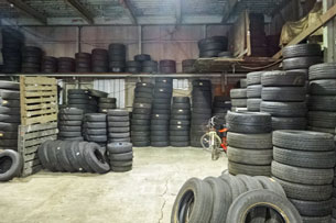倉庫に保管している未使用タイヤ 写真