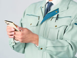 スマートフォンを操作する人 写真