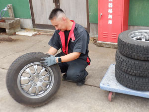 タイヤの査定をするスタッフ