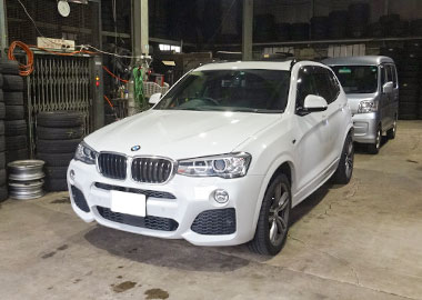 作業フロア内に停車するSUVの写真