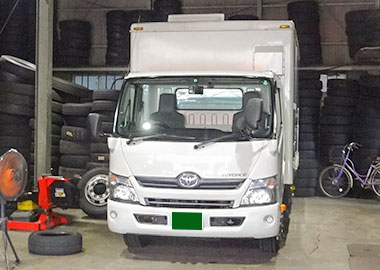 作業フロア内でタイヤ交換中のトラック
